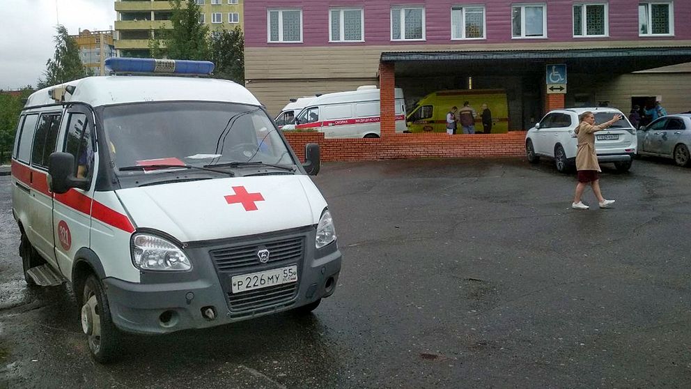 En ambulans parkerad bredvid sjukhusbyggnaden i Omsk i västra Sibirien där Aleksej Navalnyj intensivvårdas.