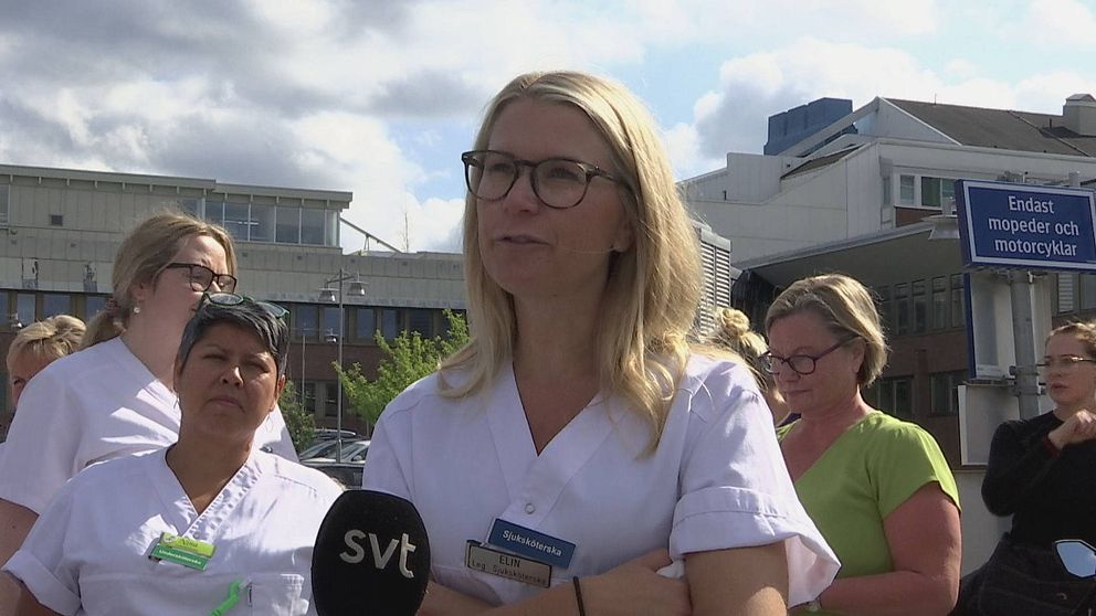 Sjukhuspersonal samlade utanför Östersunds sjukhus