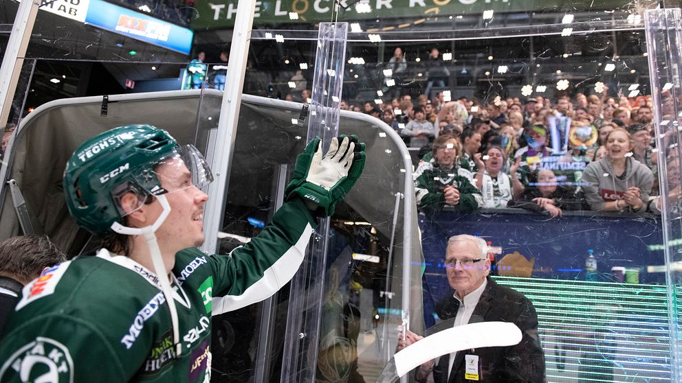 Joakim Nygård vinkar till supportrar i Löfbergs arena.