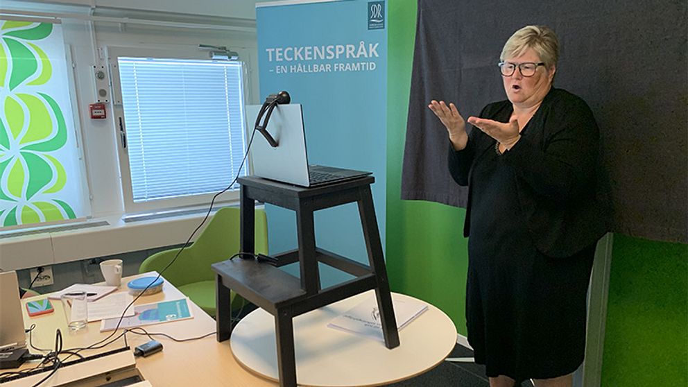 Ordförande Åsa Henningsson leder SDR:s första digitala årsmöte, som sänds från Stockholm.