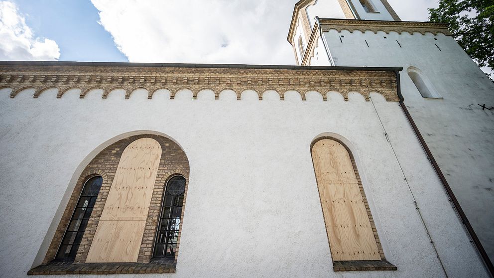 Trasiga fönster på Västra Skrävlinge kyrka i Malmö ersatta med träskivor