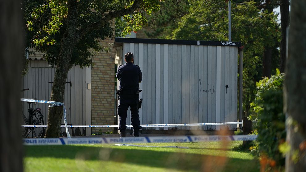 Polis vid avspärrningen i det bostadsområde i stadsdelen Araby där en man knivskars under lördagen.