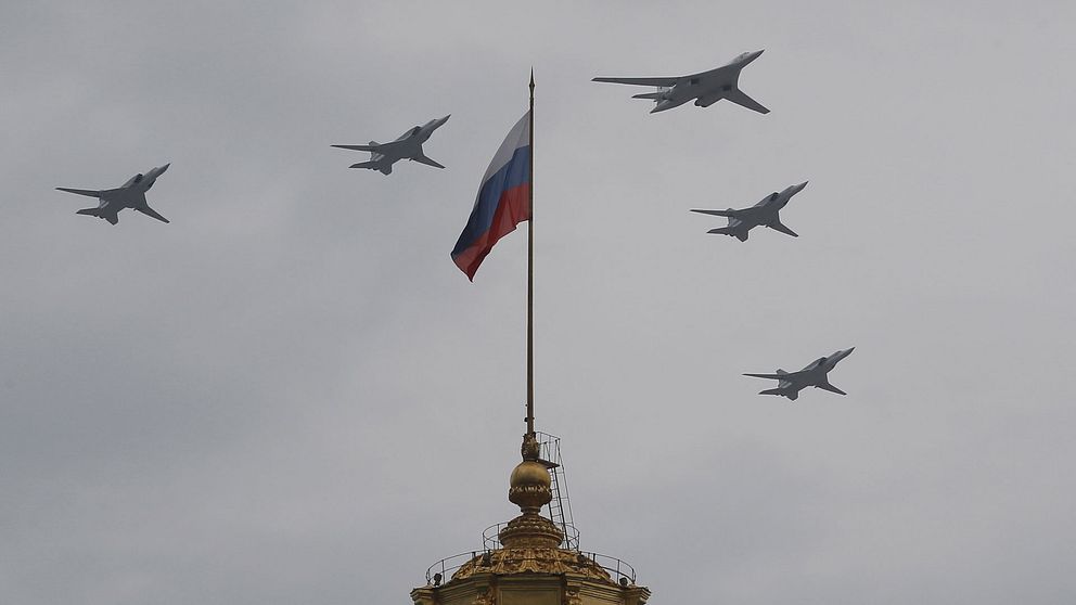 Ryskt strategiskt bombflyg Tupolev Tu-22 och Tu-160 visas inför den årliga ”segerdagen” i Moskva.
