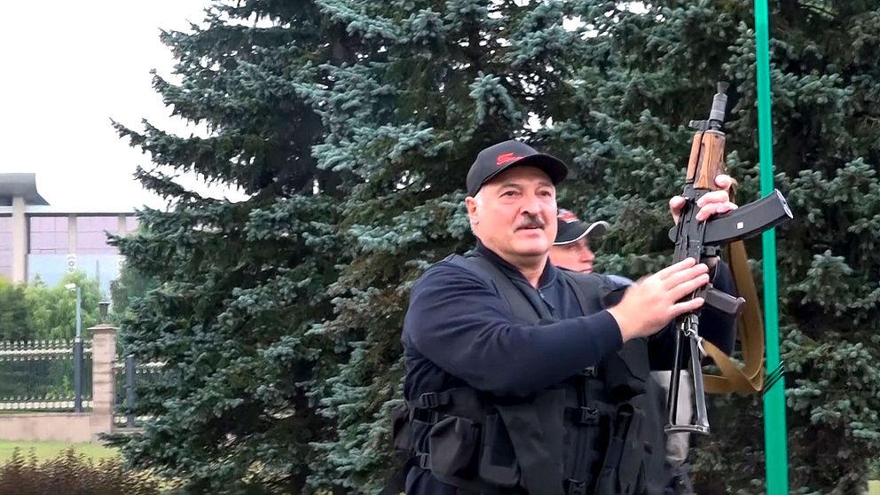 President Alexander Lukasjenko beväpnad med Kalashnikov automatkarbin vid ”Frihetspalatset” i Minsk. Bilden är distribuerad av statstelevisionen i Belarus den 24 augusti 2020.