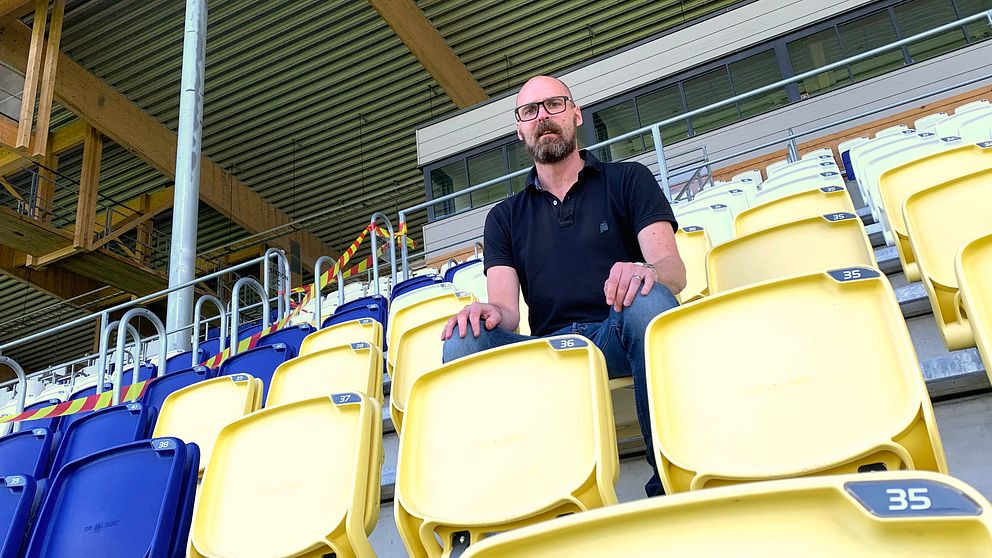 Patrik Lundgren, klubbchef för Falkenbergs FF, sitter på hemmaarenans läktare som stått tomma större delen av år 2020.