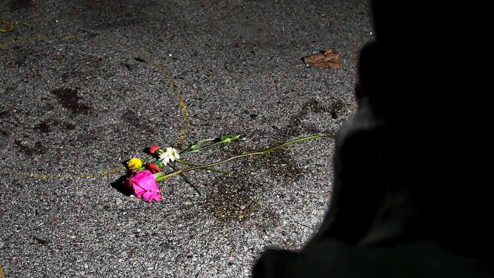 Demonstranter har lämnat blommor på platsen för dödsskjutningen natten till onsdag.