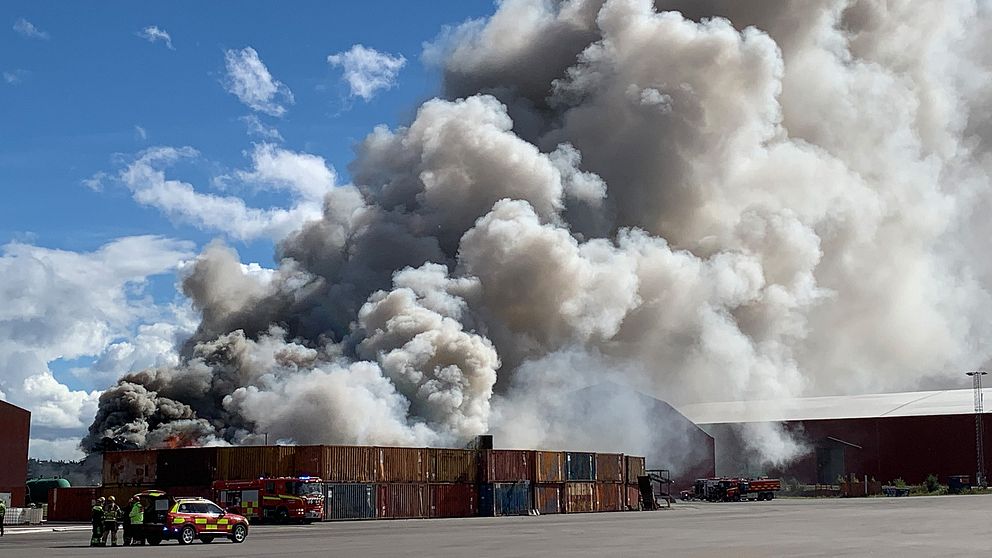 Omfattande brand i Östhammar – 3 000 ton skrot i lågor.