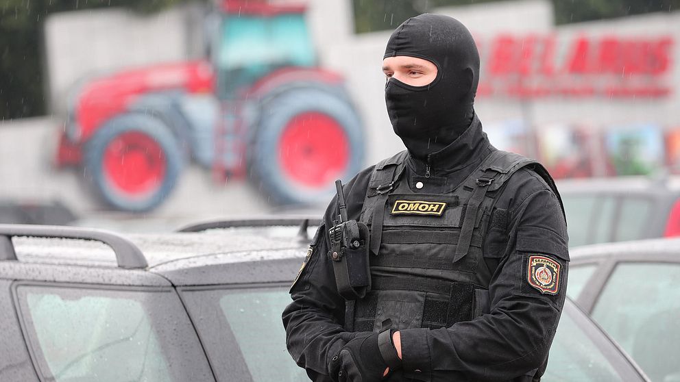 En kravallpolis utanför traktorpolisen i Minsk