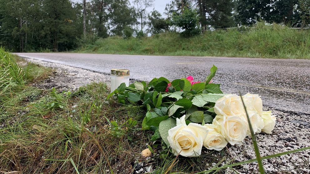 Här har ljus och blommor lagts ut i närheten av platsen för frontalkrocken där bland annat en femårig flicka omkom.