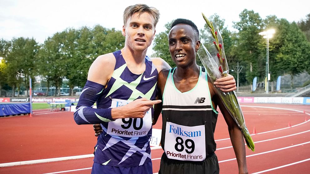 Segraren Stewart McSweyn (tv), Australien, och Sveriges Suldan Hassan efter herrarnas 5000 meter.