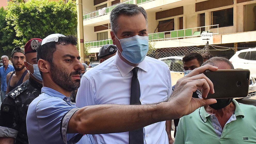 Mustafa Adib på plats nära Beiruts hamn för att möta invånare som drabbats av explosionen.
