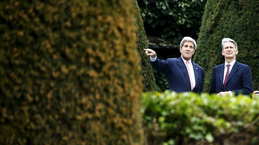 USA:s utrikesminister John Kerry i samspråk med sin brittiske kollega Philip Hammond under Iranförhandlingarna.