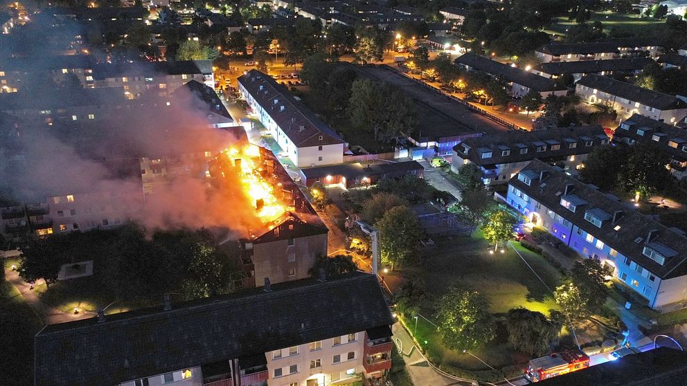 Hela vindsutrymmet på flerfamiljshuset i Skäggetorp stod i lågor under tisdagskvällen.