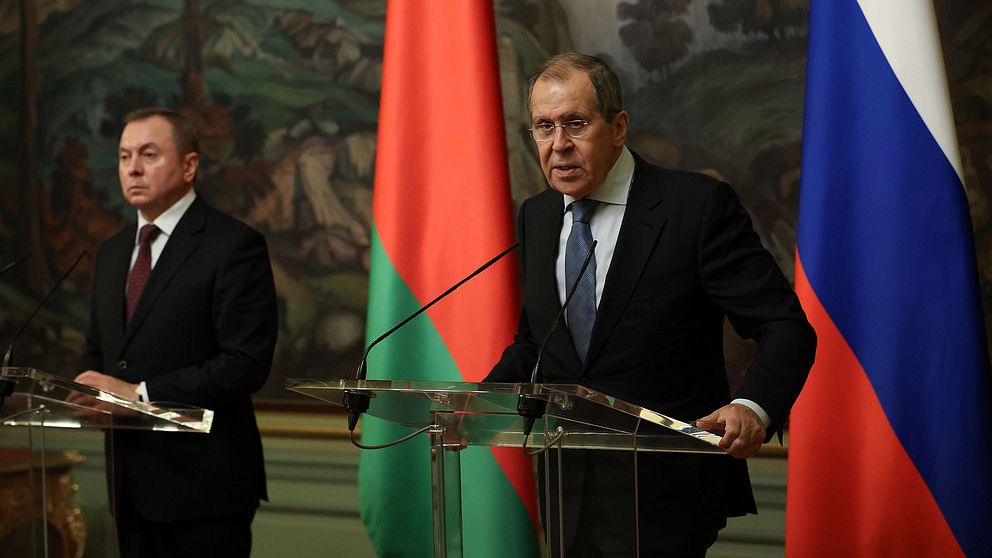 Belarus utrikesminister Vladimir Makeij och Rysslands utrikesminister Sergej Lavrov bakom varsin talarstol under ett sammanträde.