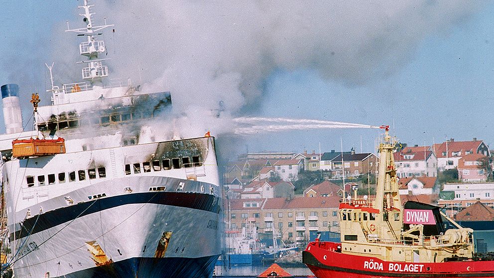 Räddningsbåt försöker släcka branden.