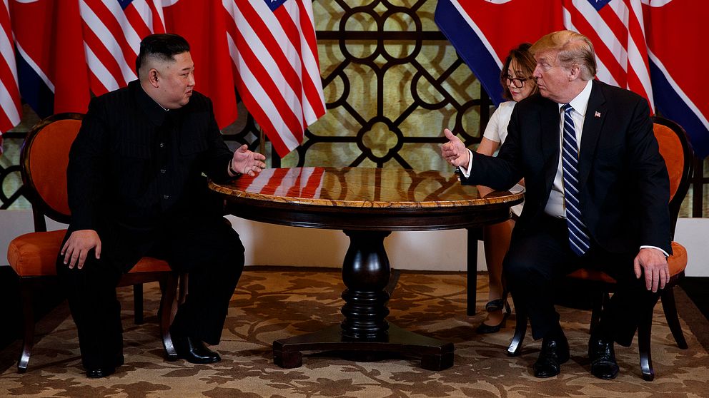 Nordkoreas ledare Kim Jong-Un och USA:s president Donald Trump vid ett fototillfälle i Hanoi då frågan om kärnvapen skulle avhandlas.