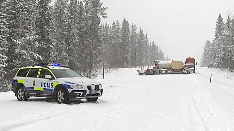 E45:an vid Rannåsen norr om Östersund i Jämtland den 27 mars. Bakslaget med snöfall under månadens sista dagar vållande många olyckor och avåkningar runtom i landet. Även i södra Sverige där många säkerligen redan förträngt vad vinterväglag innebär.