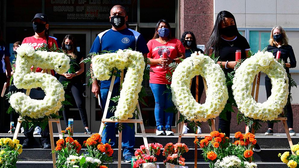 I Los Angeles, Kalifornien, hölls en minnesstund den 31 augusti för de då 5 700 personer som bekräftats ha dött till följd av coronaviruset.