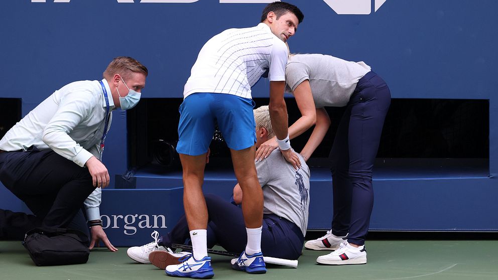 Novak Djokovic är diskad och ute ur US Open.