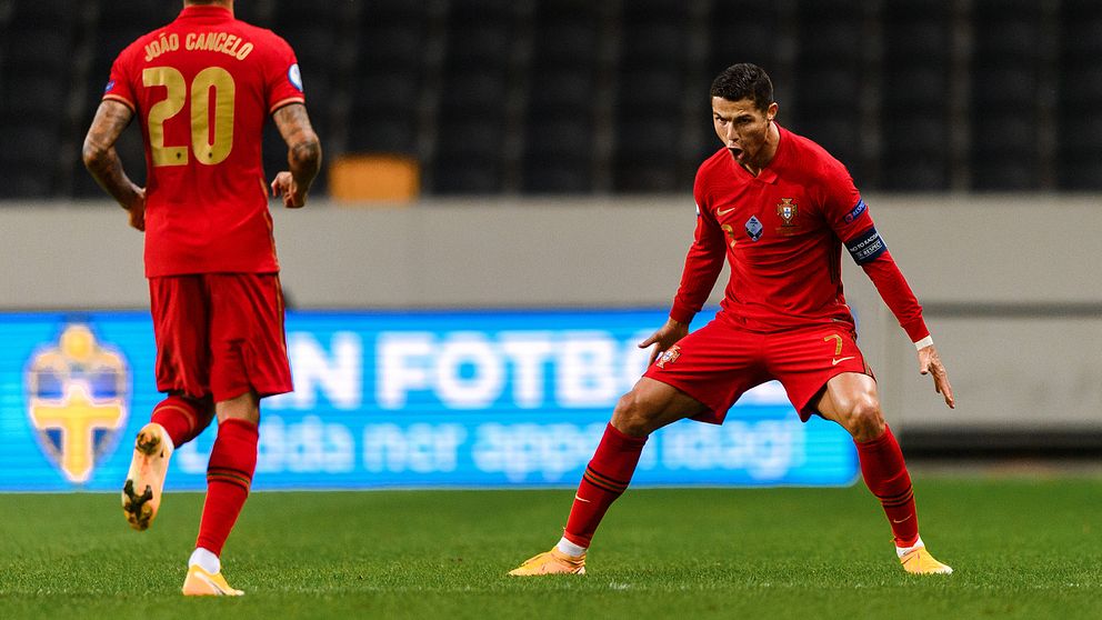 Ronaldo jublar efter att ha gjort 1-0 mot Sverige.