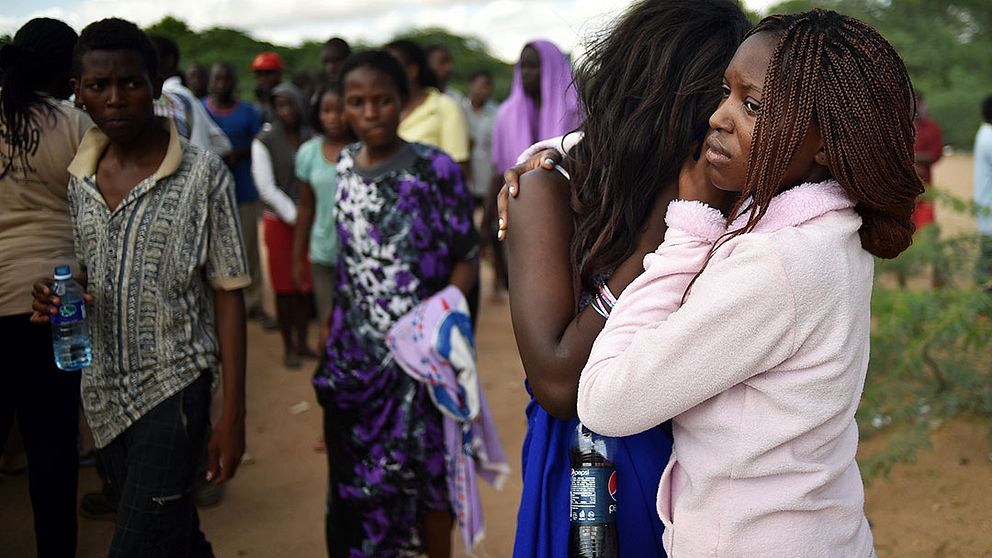 Studenter som evakuerats från sitt universitet efter den attack som dödade 147 personer i Garissa, Kenya, på skärtorsdagen. Samtidigt lovar Kenyas inrikesminister att landet inte kommer att böja sig för terroristhot.