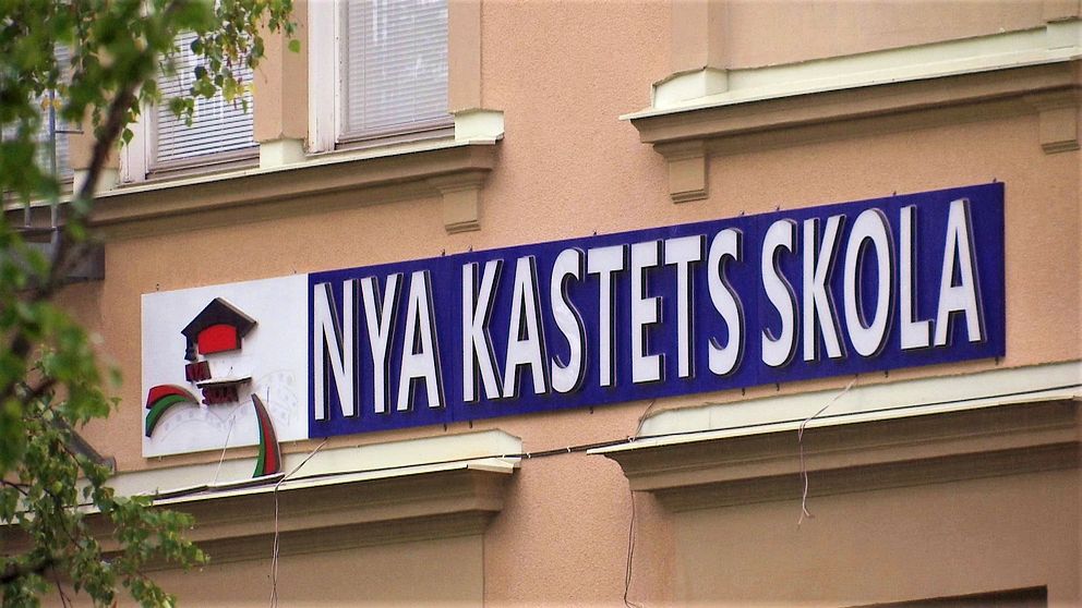 Skylt på skolbyggnad