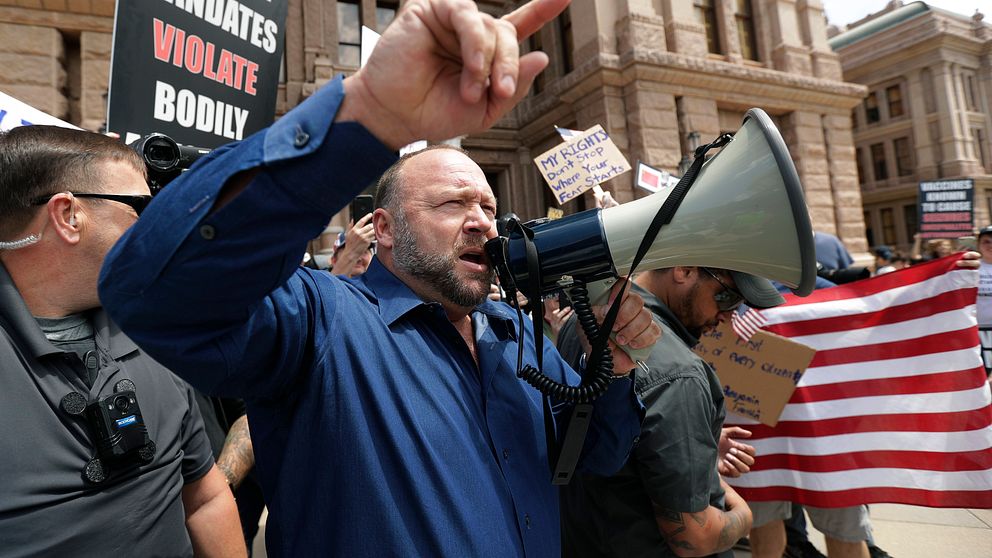 Alex Jones med en megafon under en demonstration i Texas, USA.