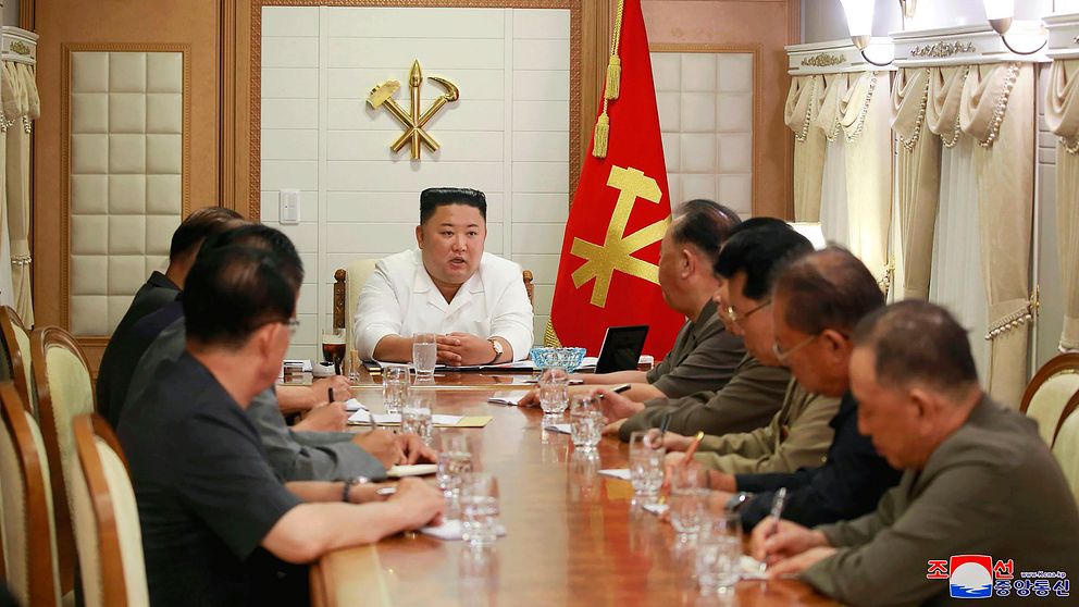 Nordkoreas ledare Kim Jong-Un i möte med kommunistiska Arbetarpartiets Centralkommitté. Foto distribuerat av statliga nyhetsbyrån KCNA.