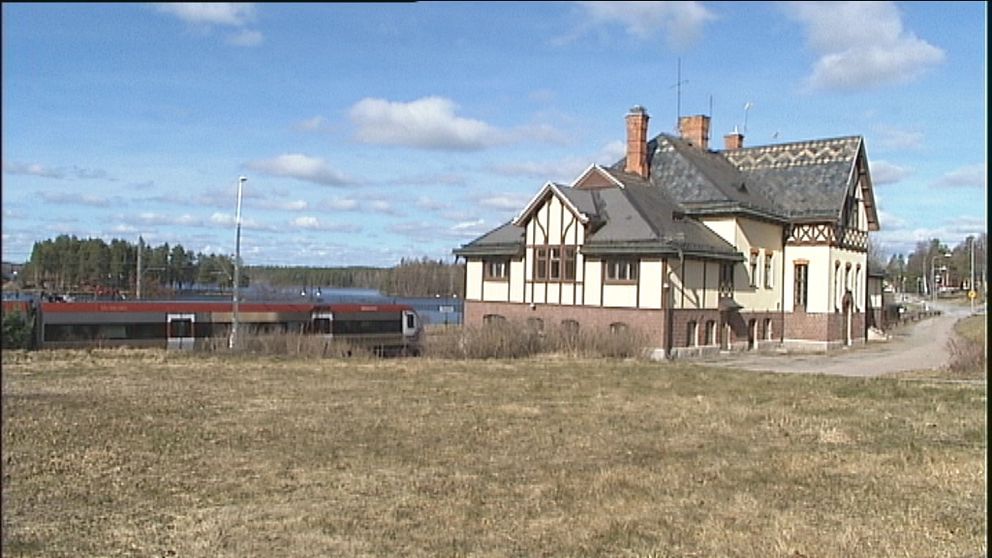 Ängelsbergs omtvistade stationshus.