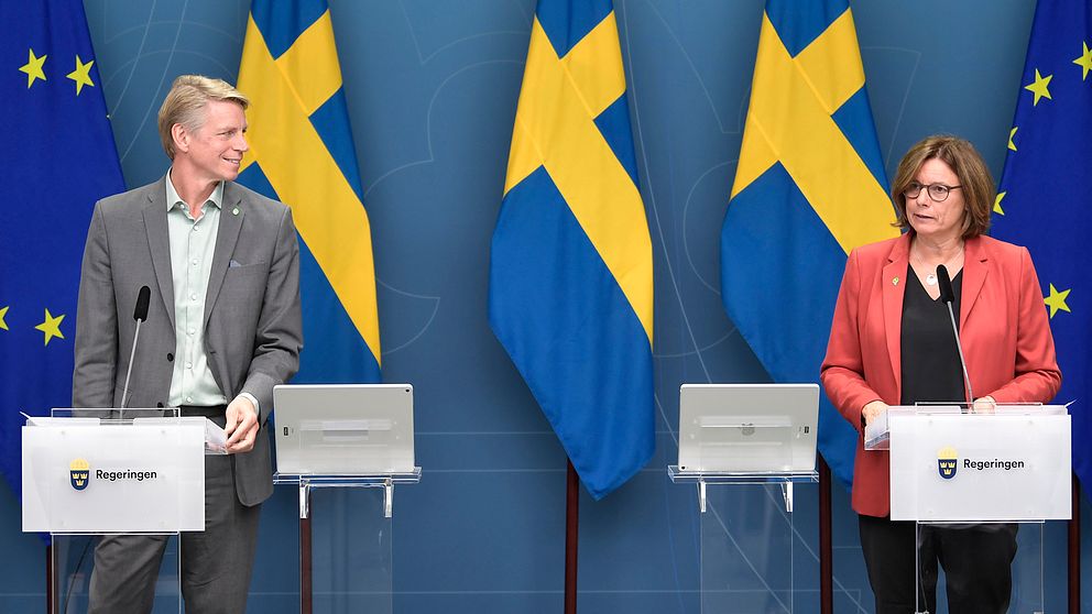 Finansmarknads- och bostadsminister Per Bolund och miljö- och klimatminister samt vice statsminister Isabella Lövin presenterar nya budgetåtgärder på klimat- och miljöområdet under en pressträff i Rosenbad.