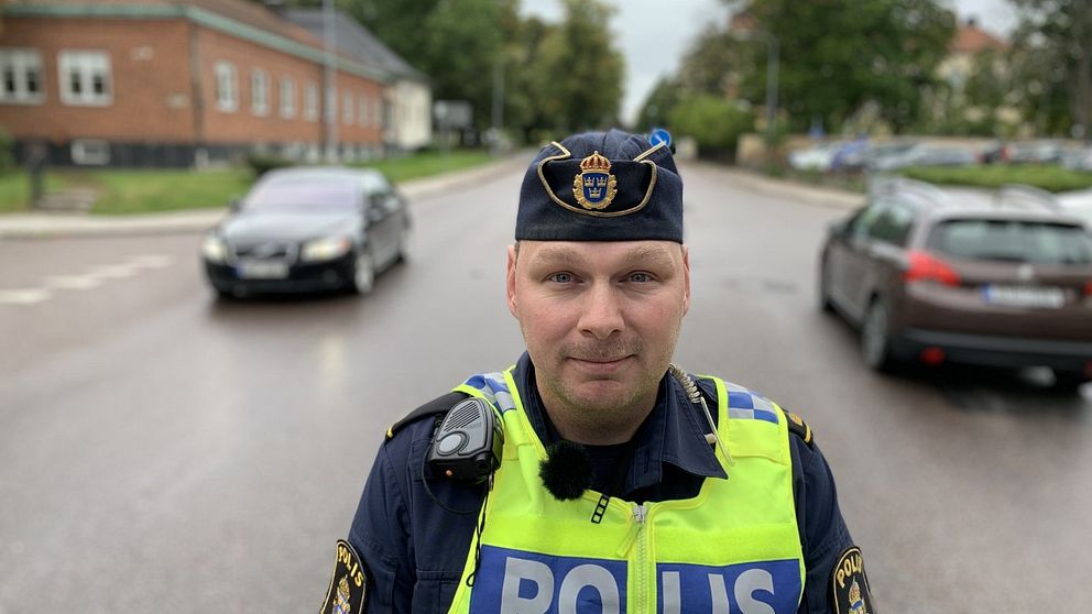 Björn Thunberg är trafikpolis i Eskilstuna. Han stoppar och bötfäller många rattsurfare.