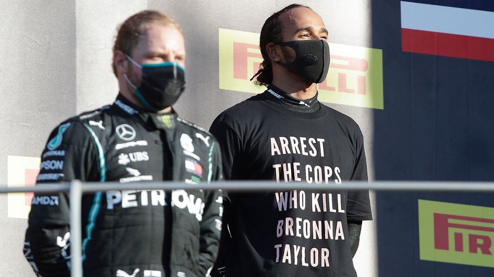 Lewis Hamilton med ett politiskt budskap på tröjan. Nu utreds han av av internationella bilsportsförbundet.