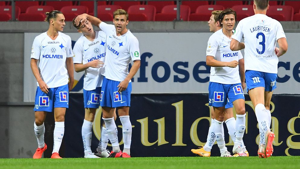 Norrköpings Ísak Bergmann Jóhannesson (tvåa från vänster) klappas om efter sitt 0-1-mål.