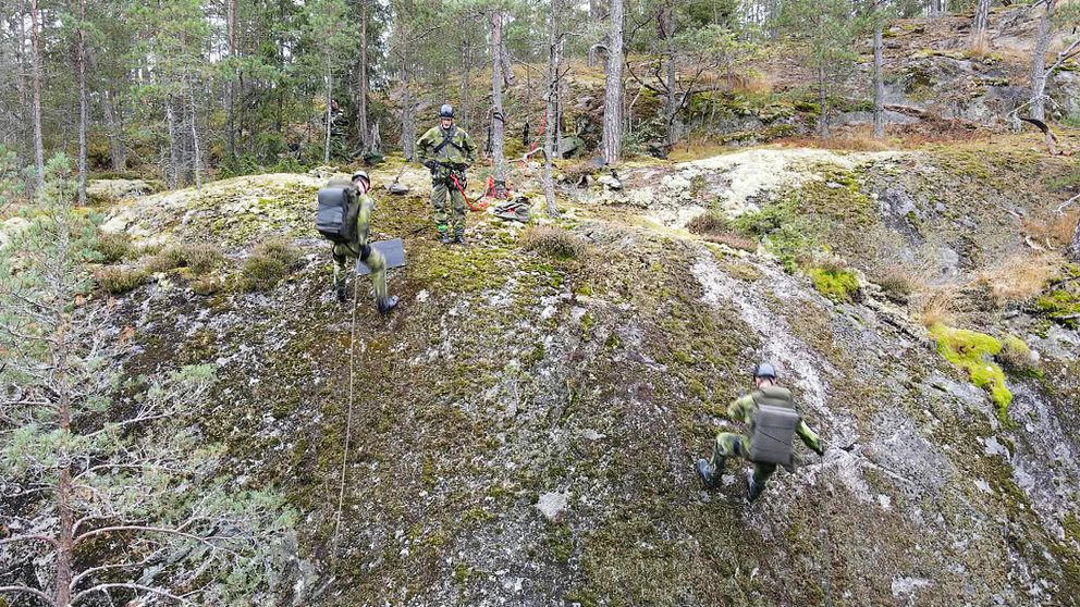 Militärer firar ner sig för berg i Stockholmsområdet.