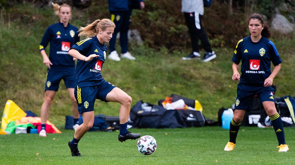 Anna Anvegård med bollen under en träning.