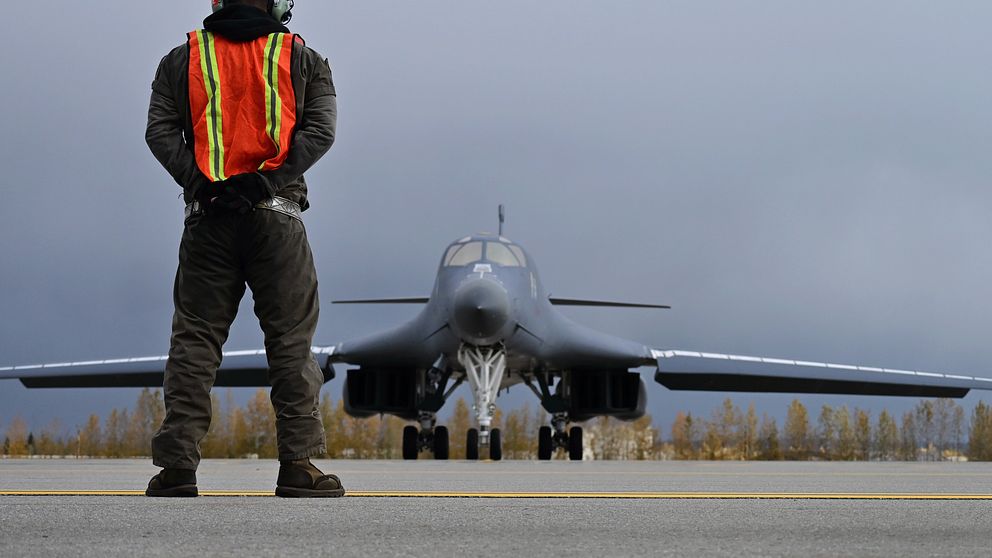 Bombflygplan B-1 Lancer redo för avfärd från flygbas Eielson i Alaska, USA.