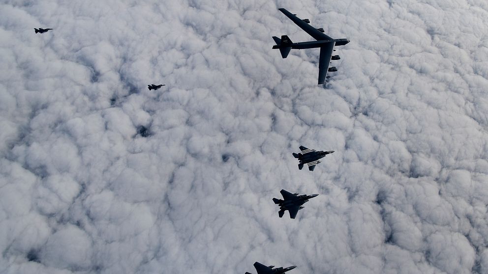 Amerikanskt B-52 bombflygplan eskorteras av amerikanska och nederländska stridsflygplan över Nordsjön.