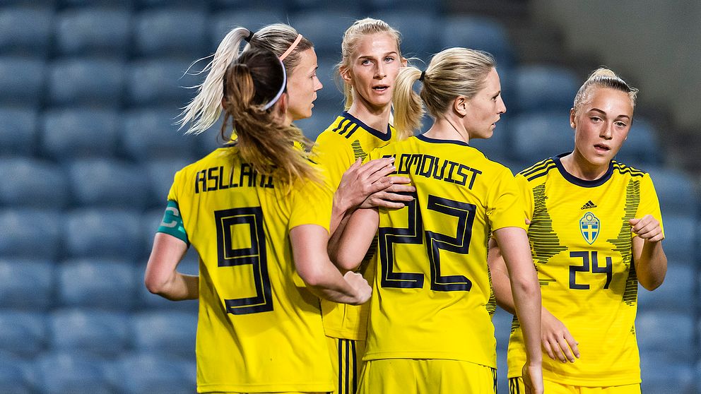 Sofia Jakobsson, Hanna Glas, Kosovare Asllani, Rebecka Blomqvist och Hanna Bennison jublar efter ett mål.