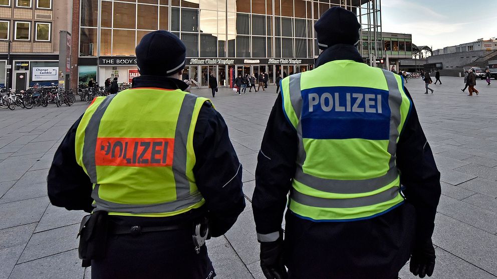 Polis i tyska Nordrhein-Westfalen har genomfört razzior mot kolleger som mistänks ha spridit nazistisk propaganda. Arkivbild. Bilden visar två poliser i Tyskland.
