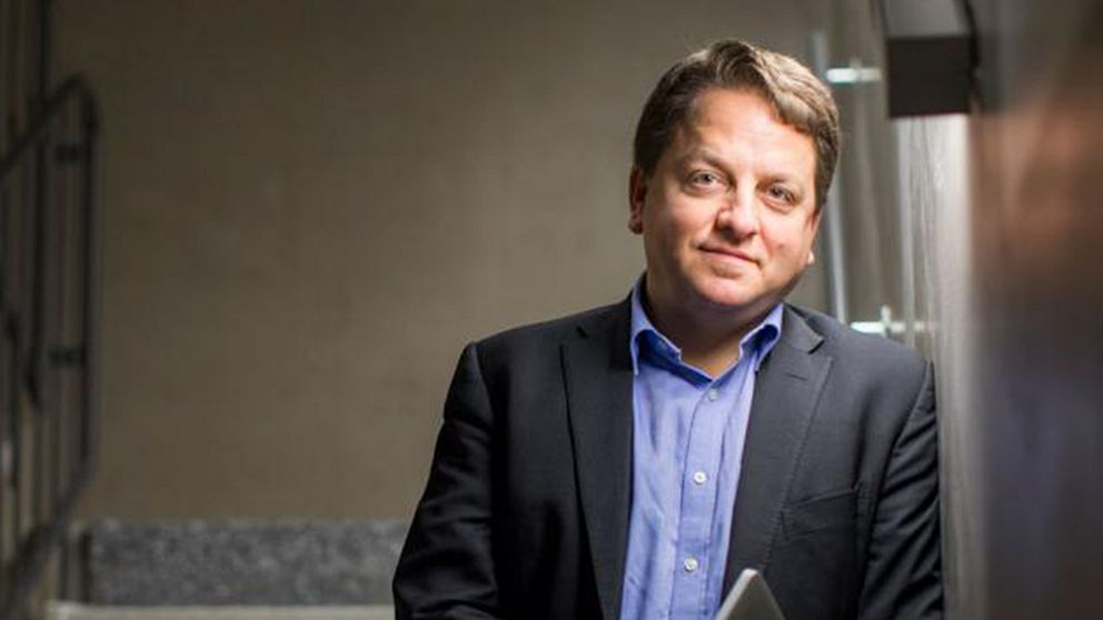 Fredrik Blix, doktor i cybersäkerhet, sitter i en trappa.