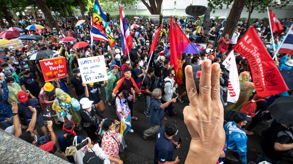En demonstrant gör trefingershälsningen, som hämtats från filmtrilogin Hungerspelen, under lördagens protest i Bangkok.