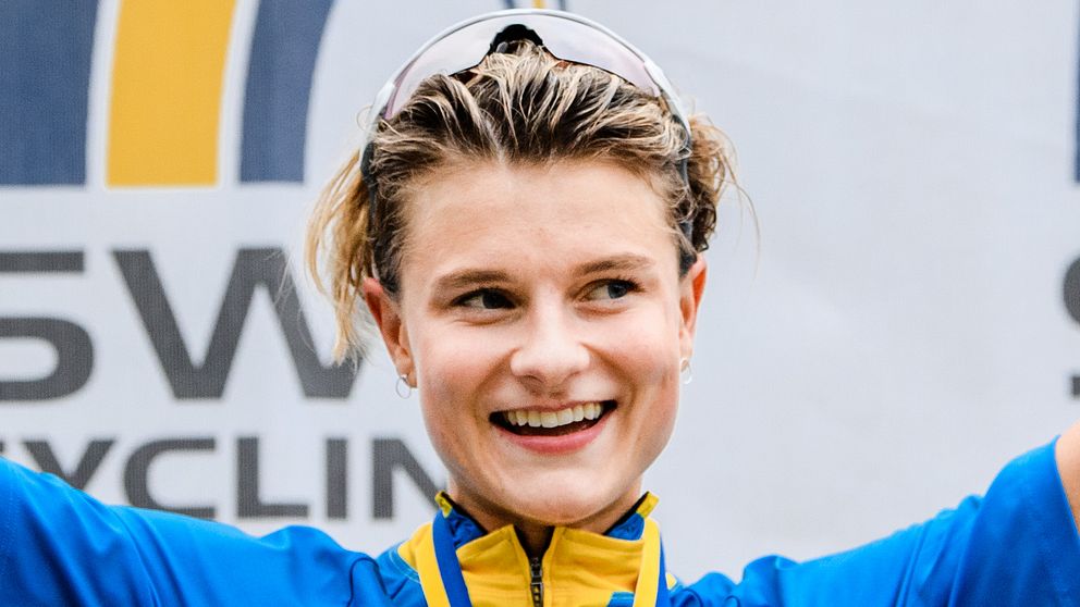 Jenny Rissveds, Falu CK, jublar på prispallen efter damernas cross country under SM i mountainbike den 20 september 2020 i Göteborg.