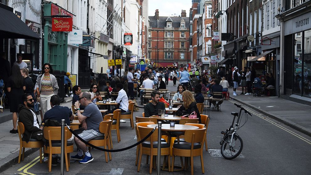 Från och med torsdag måste pubar, barer och restauranger stänga redan vid klockan 22 på kvällen. Bilden visar en gata i London.