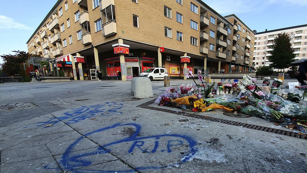 Blommor och hälsningar till den skjutne pojken syns i Nyfors i Eskilstuna.