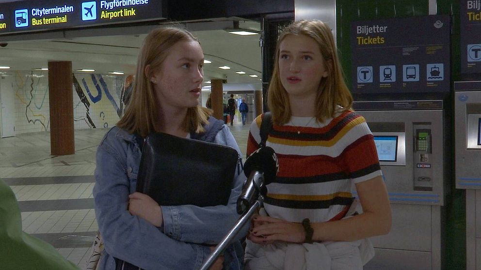 Två unga tjejer, Elsa Kroze och Lovisa Karlström, står framför en biljettautomat nere i Stockholms tunnelbana.