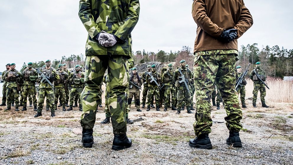Bilden visar militärer uppställda vid Berga örlogsbas. I förgrunden står överbefälhavare Michael Bydén.