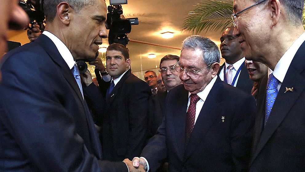 Det historiska handslaget. USA:s president Barack Obama skakar här hand med Kubas president Raul Castro innan invigningen av toppmötet i Panama. Med vid det historiska mötet fanns även Castros barnbarn, hans livvakt, Kubas utrikesminister Bruno Rodriguez och FN-chefen Ban Ki -Moon.