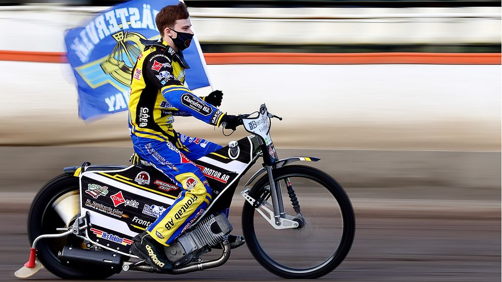 Västerviks Anton Karlsson under speedwaymatchen i Elitserien mellan Piraterna och Västervik den 11 augusti 2020 i Motala.