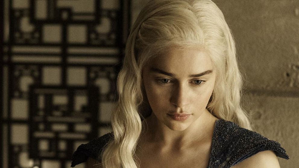 Natten mot måndagen är det premiär för HBO:s succéserie Game of thrones med bland annat Daenerys Targaryen, spelad av Emilia Clarke. Redan nu har de fyra första avsnitten läckt ut på nätet.