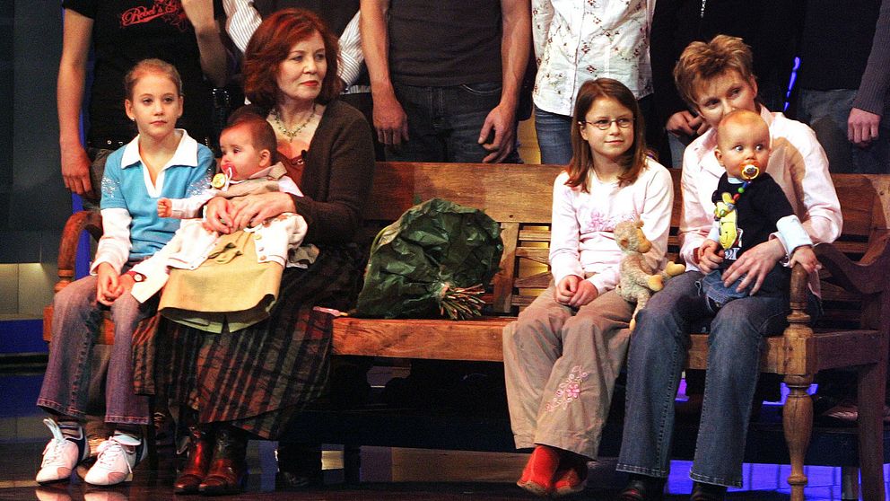 I bilden från 2005 är den då 55-åriga Annegret Raunigh (tvåa från vänster) med i ett tv-program med barn och barnbarn.